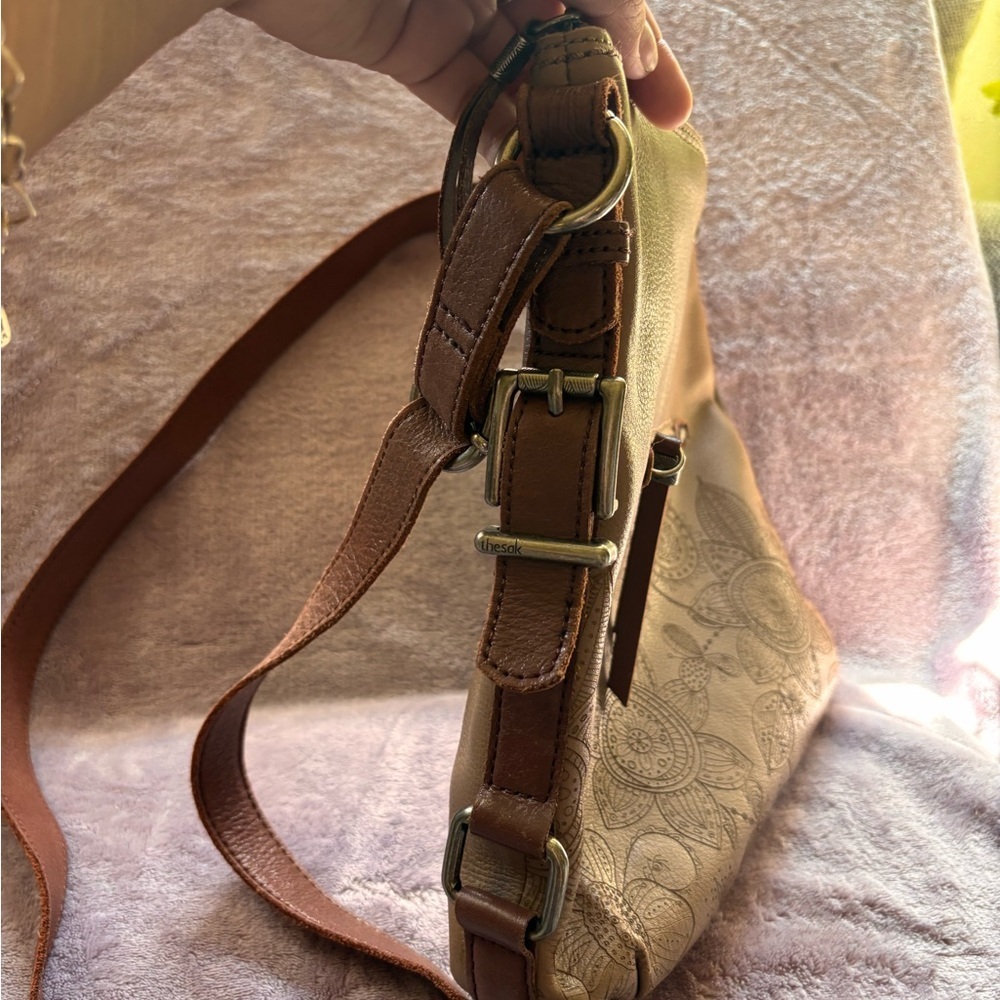 The Sak Tan Leather Embossed Floral Mandala Crossbody Bag Happy & Free Lining - Picture 3 of 11
